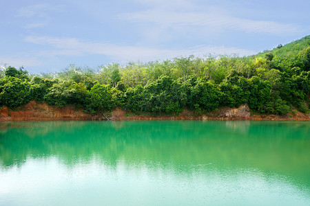 山中的绿水湖。
