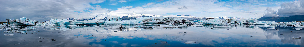 冰川泻湖 Jokulsarlon 的全景与冰山和 Vatnajokull 冰川舌头，冰岛，夏天