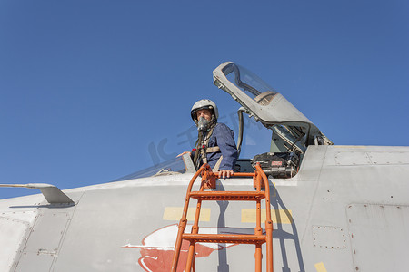 军事机场摄影照片_喷气式飞机驾驶舱内的军事飞行员
