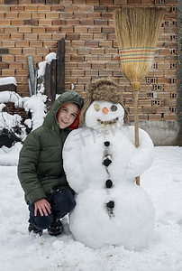 雪人和孩子在院子里