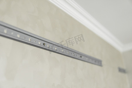 用于将厨柜安装在墙上的不锈钢安装导轨特写。