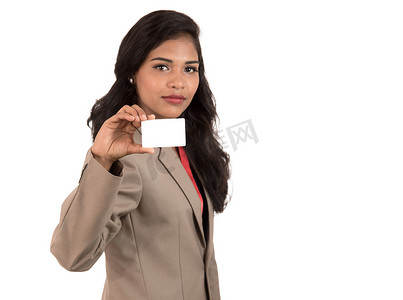 微笑的女商人拿着一张空白的名片或身份证在白色背景