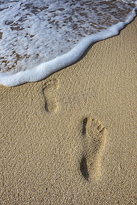 沙滩上的人类脚印