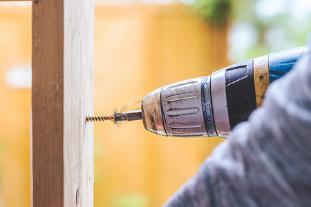 自己动手：Home Handyman 正在使用无绳螺丝刀拧螺丝