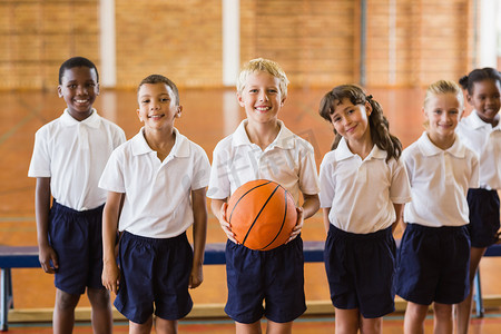 微笑的学生站着篮球