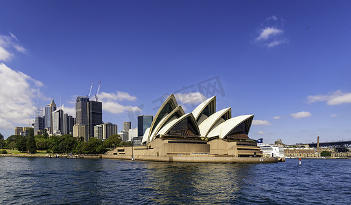 悉尼歌剧院是一座多场馆表演艺术中心，被公认为 20 世纪最具特色的建筑之一