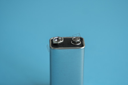 v电池摄影照片_在蓝色背景的高压电池。