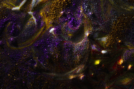 多色深色背景洒有紫色和金色的火花，带有条纹和波浪。