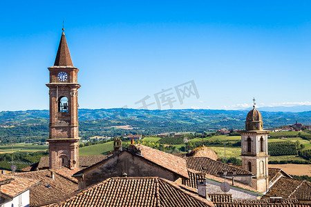 意大利的皮埃蒙特山丘，拥有风景秀丽的乡村、葡萄园和蓝天。
