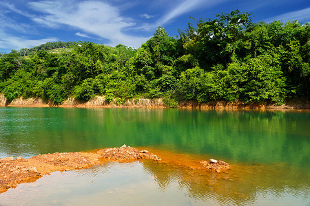 png绿水摄影照片_山中的绿水湖。