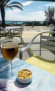 海滩酒吧露台上的冰镇啤酒