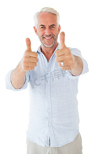 微笑的男人对着镜头竖起大拇指