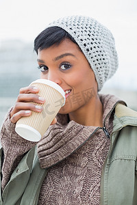 喜欢喝咖啡的冬装年轻模特