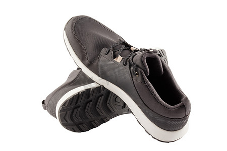 一双黑色气网夏季步行轻便鞋，隔离在白色背景上