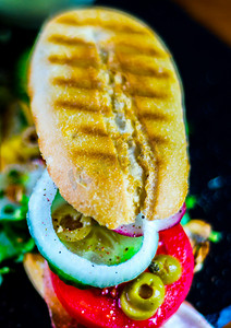 迷你烤三明治，包括各种冷肉、奶酪、蘑菇、番茄和鸡蛋，美味健康的小吃