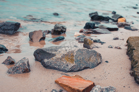 在清澈的海水中的沙滩上的鹅卵石。