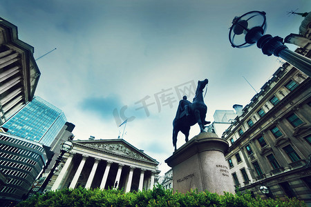 惠灵顿公学摄影照片_英格兰银行、皇家交易所和惠灵顿雕像。