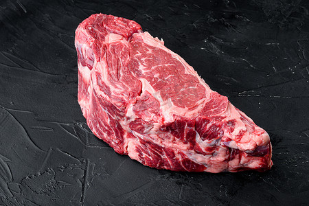 生鲜肉 Ribeye 牛排 entrecote 黑色安格斯 Prime 肉，黑色石头背景，带有文本复制空间