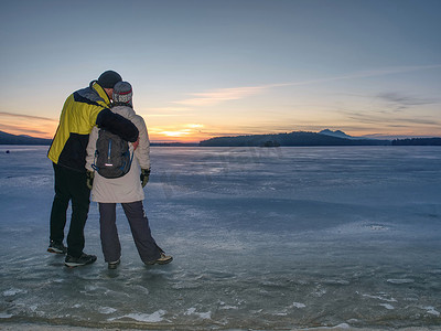 北极绒摄影照片_格陵兰徒步旅游爱好者牵手