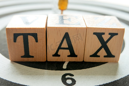 木制立方体上的税收字母表和财务回报概念的目标