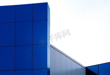 蓝色渐变建筑摄影照片_白色 backgr 上现代蓝色建筑的墙壁碎片