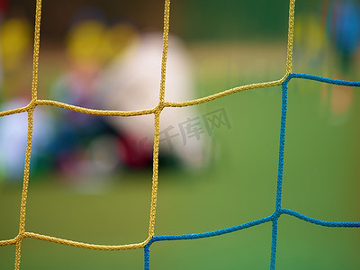 足球运动员用球网和体育场反对球门。