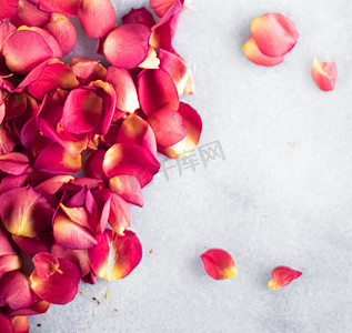 大理石背景上的玫瑰花瓣、花卉装饰和婚礼平面、用于活动邀请的节日贺卡背景、平面布局设计