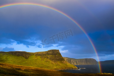 在苏格兰高地，天空岛的戏剧性海岸上的彩虹