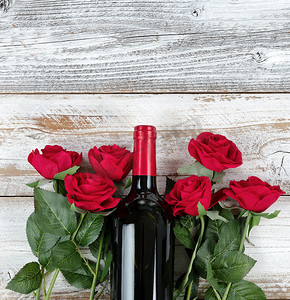 情人节庆祝用红酒和玫瑰在底部