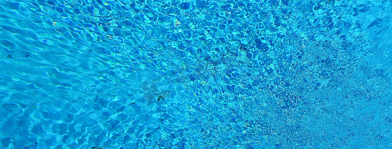 蓝色水面和波纹波在游泳池
