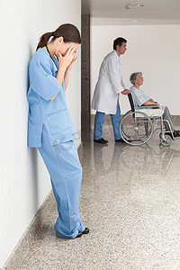 十大展架摄影照片_压力大的护士靠在墙上