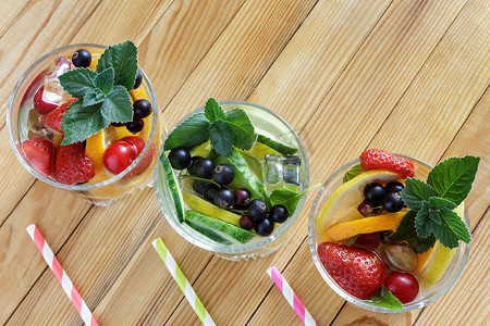 自制夏季清爽的水果和浆果鸡尾酒。