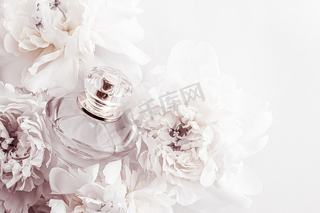 水果品牌摄影照片_别致的香水瓶作为牡丹花背景下的奢华香水产品、香水广告和美容品牌