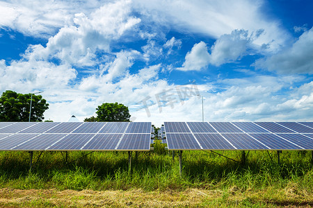 能源装备摄影照片_在蓝天背景的太阳能电池板，替代能源概念，清洁能源，绿色能源。