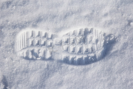 新雪中的脚印