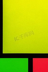 虎年插画贴纸摄影照片_黑纸上的绿色、黄色和玫瑰色彩色办公贴纸。 
