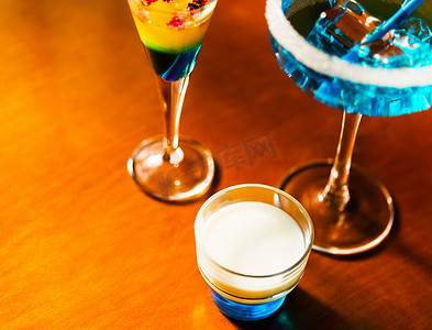 以各种酒精、糖浆和利口酒为基础的美味多彩的饮料，调酒师工作的独特效果