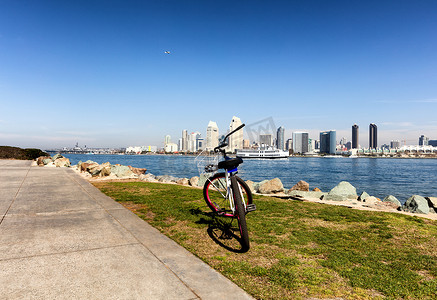 有圣地亚哥天际线的自行车从海湾