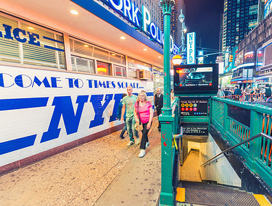 点赞新时代摄影照片_纽约城-2013 年 6 月 8 日：纽约警察局在时代广场的路牌。