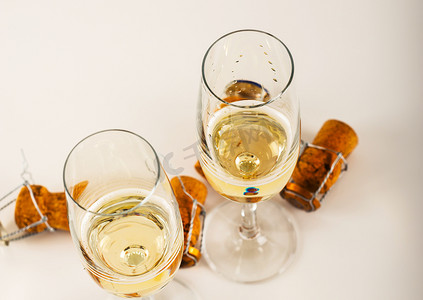 活动内容摄影照片_玻璃杯中的豪华香槟，庆祝新年或重要活动的节日方式，用起泡酒敬酒