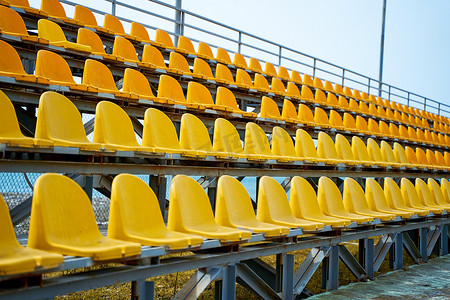 大讲台摄影照片_小型运动场讲台上的黄色塑料座椅