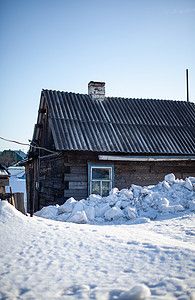 冬天一场暴风雪过后，下了很多雪。雪地里的房子