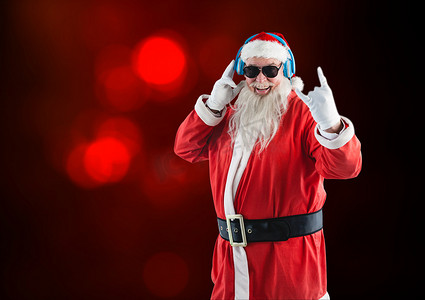 摇滚乐圣诞老人戴着耳机听音乐