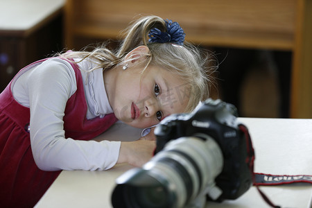 .Little girl looks at the camera images.To 拍摄儿童。