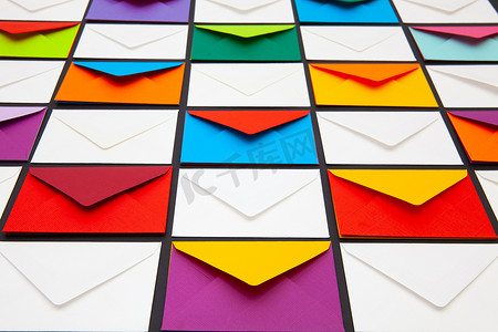 彩色信封摄影照片_桌子上有白色和彩色信封的构图。