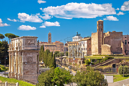 罗马风景如画的春天景色中的古罗马广场