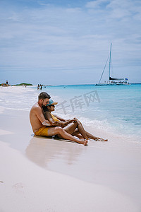克莱因蓝水波底纹摄影照片_小库拉索岛以白色沙滩和湛蓝清澈的海洋一日游和浮潜之旅而闻名，加勒比海的克莱因库拉索岛