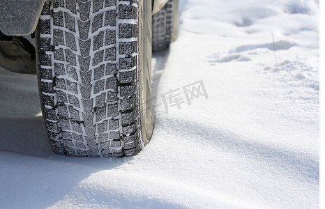 牵引力摄影照片_极端寒冷温度下的冬季轮胎