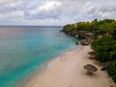 库拉索岛 playa Kalki 的海滩和码头，热带海滩，从空中无人驾驶飞机可以看到带棕榈树的海滩