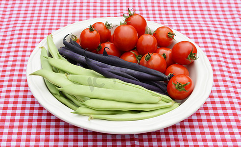 绿蚕豆摄影照片_绿阴阳豆、紫四季豆和多汁的西红柿